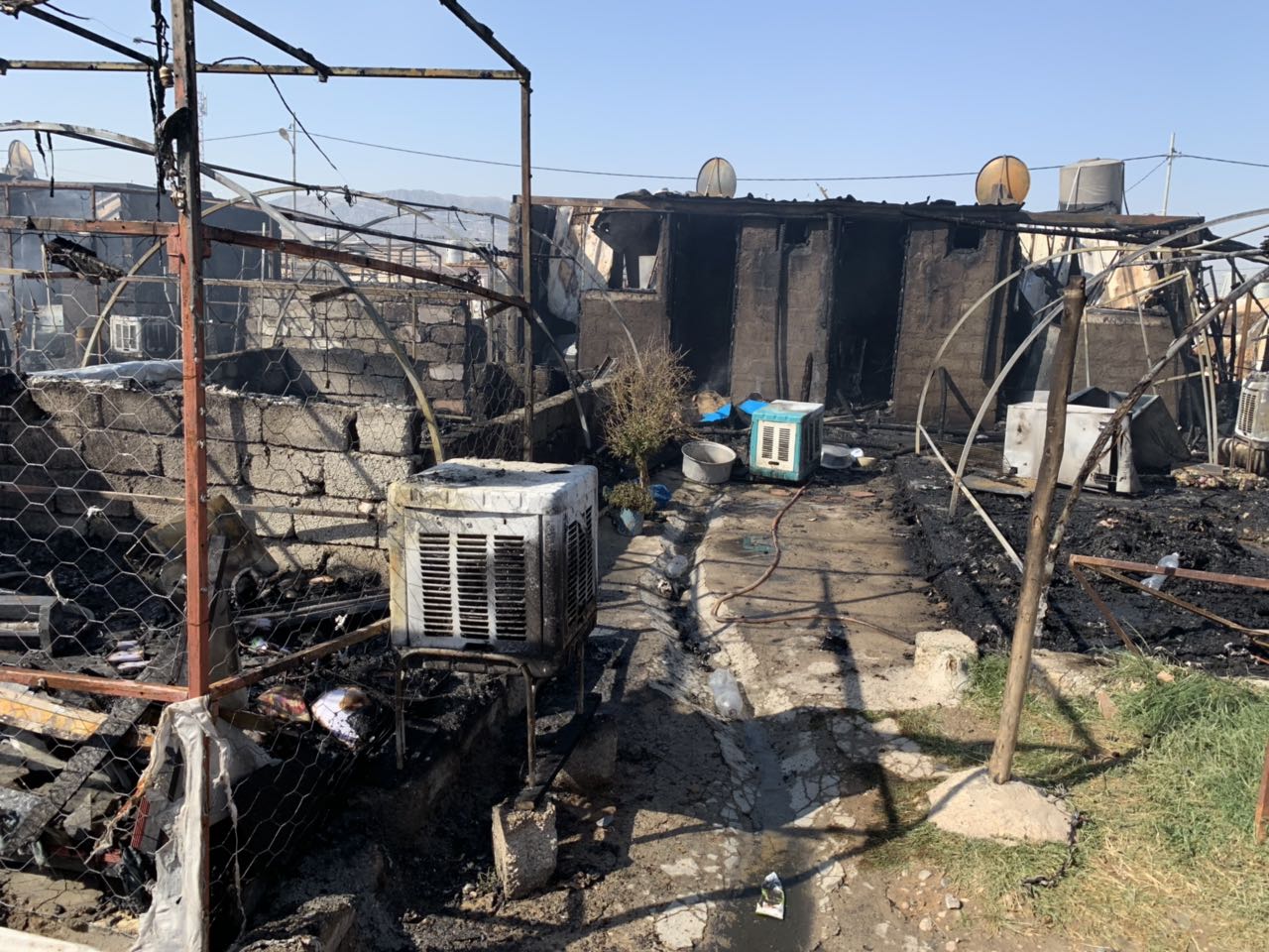 اندلعت النيران في مخيم شامشكو، الذي اُنشئ عام 2015، ويقطن فيه نحو خمسة آلاف من النازحين الايزيديين ومعظمهم من سنجار